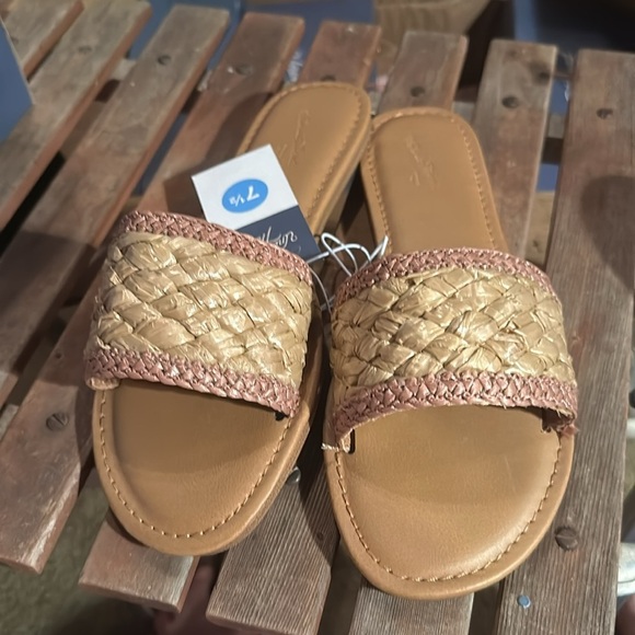 New with tags, Universal thread size 7 1/2. Very cute slip on shoes with Rutan.​ - Picture 1 of 7
